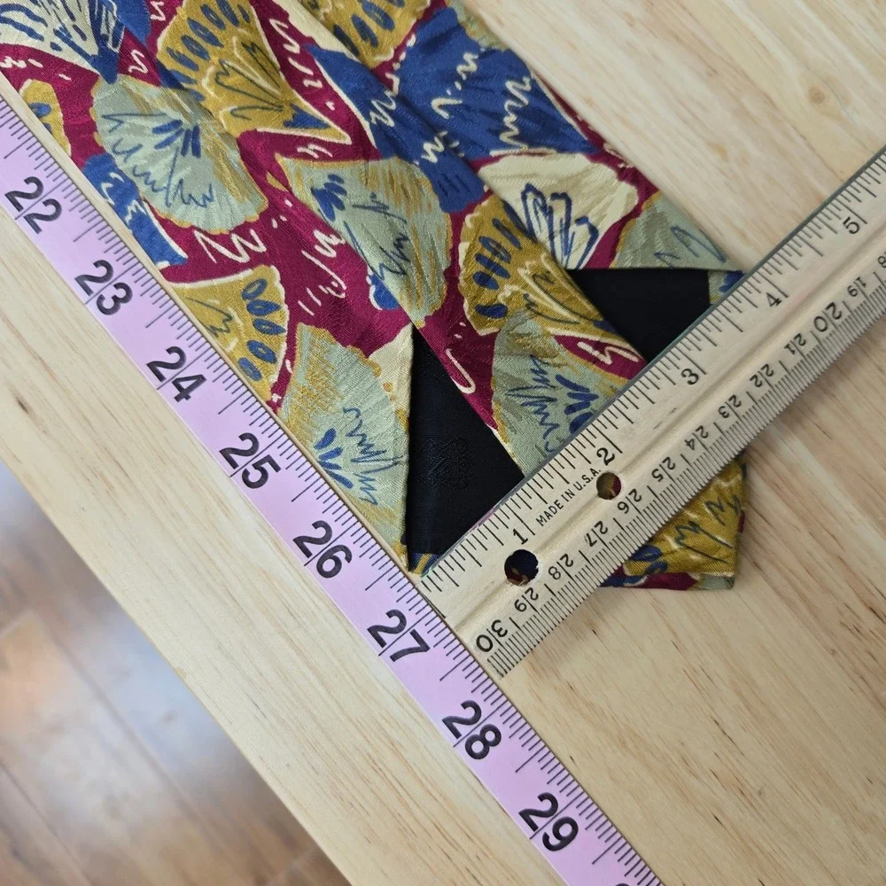 Vintage Nordstrom 100% Silk Handsewn Made in Italy Tie 57
